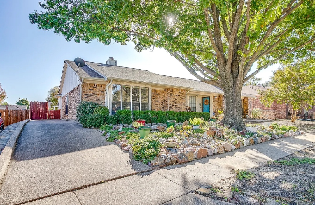 CHARMING HALF DUPLEX